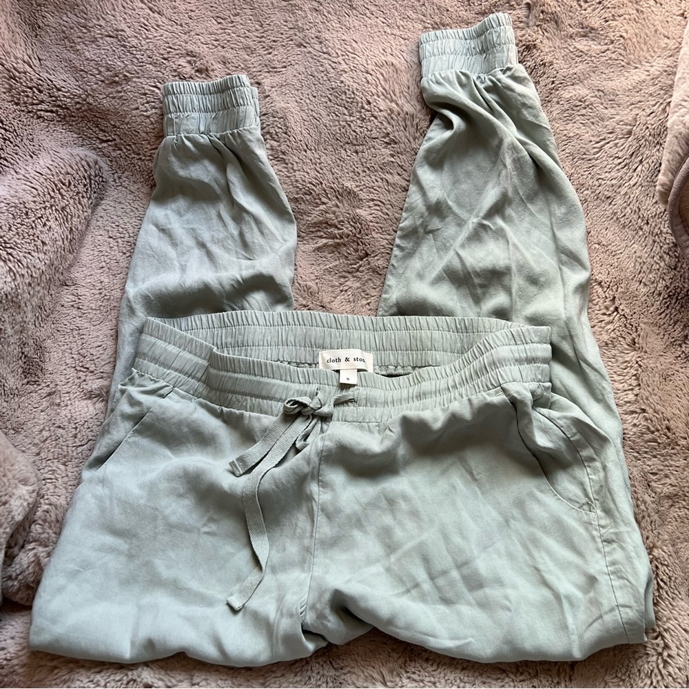 Cloth and stone - Picture 4 of 10